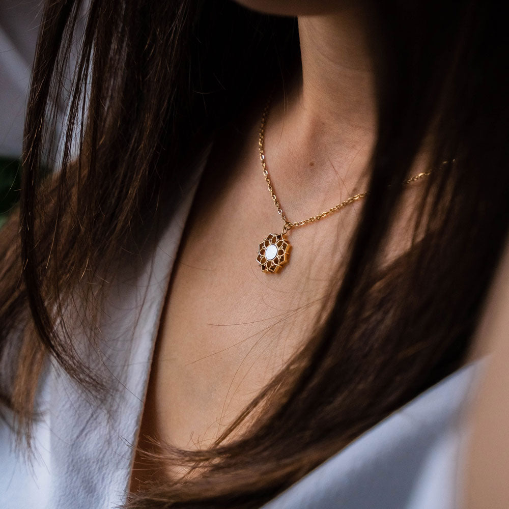 Composition Halskette mit Perlmutt Anhänger - Holzkern Modell: Jewelry