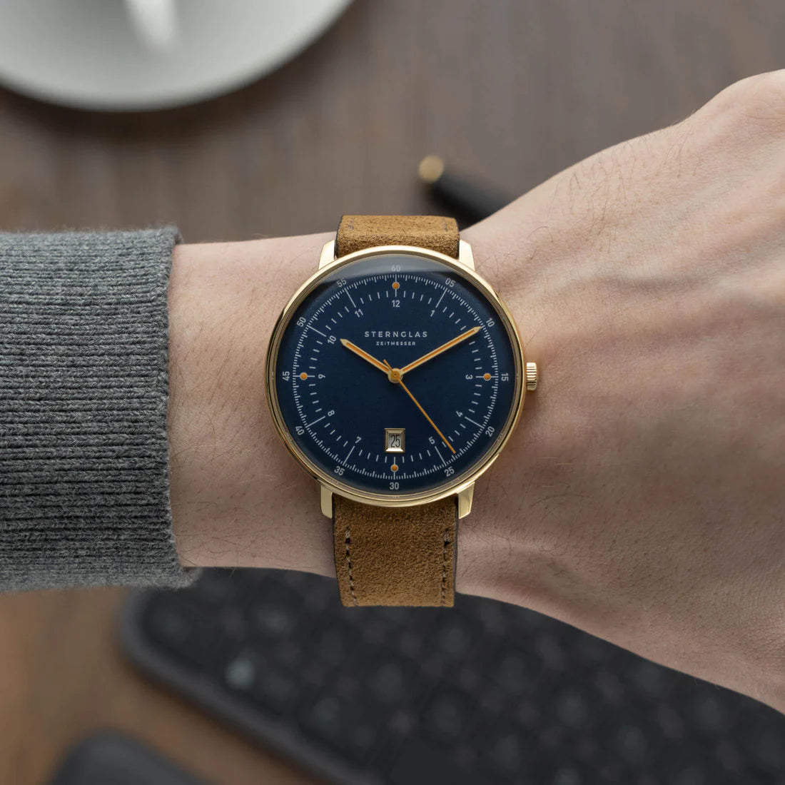 Elegante Herrenuhr Hamburg Quarz Saphirglas Datumsanzeige Dunkelblau Goldfarben Lederarmband - Sternglas Modell: S01-HH07-HE01