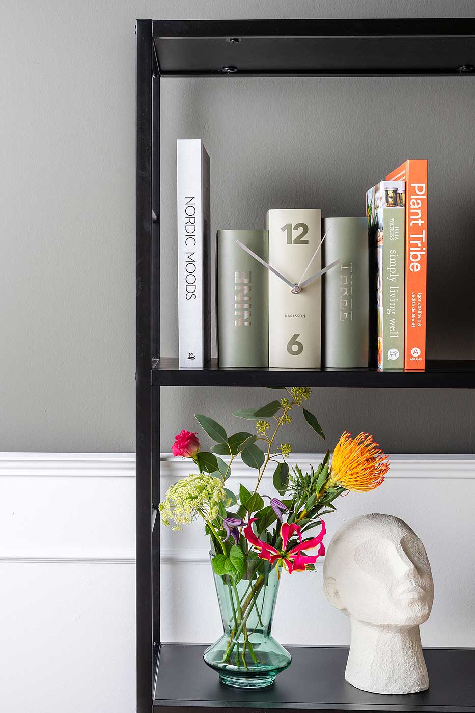 Karlsson Tischuhr 20x20x15 cm Karton • Buch-Design • Spielerischer Blickfang