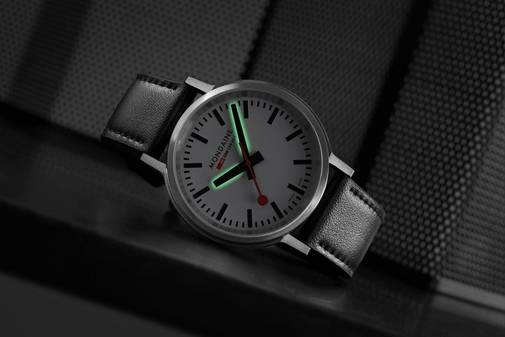 Mondaine stop2go MST.4101B.SJ.2SE Uhr • Schweizer Bahnhofsuhr Design • Saphirglas