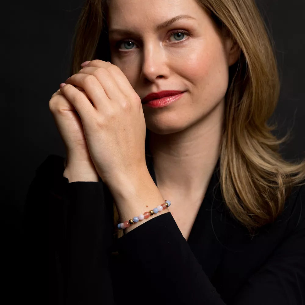 Armband aus 6mm Edelsteinen Kirschquarz, Rosa quarz und Blauer Chalcedon, goldfarbene Steine und Edelstahlverschluss - Rebel&Rose Modell: RR-60055-G-S