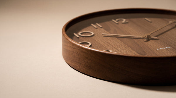 Wanduhr richtig aufhängen: Höhe, Abstand und Wand im Blick
