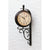 Braune Funk-Wanduhr mit rundem Metallgehäuse und Zifferblatt mit Zeigern