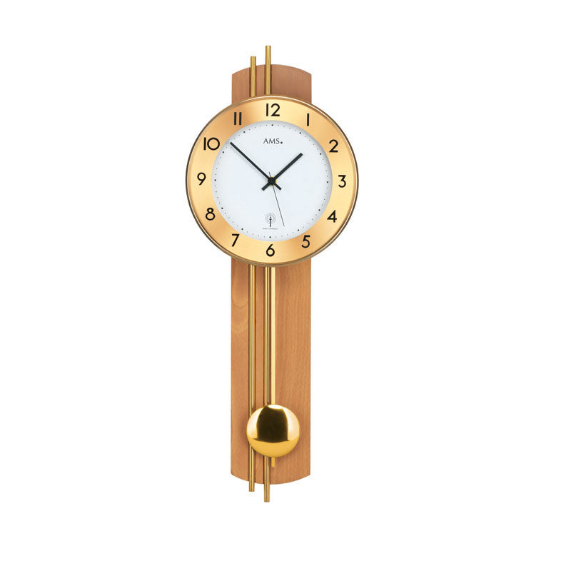 Wanduhr aus hellem Buchenholz mit Pendel und arabischen Ziffern