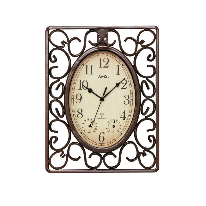 Antike Wanduhr mit ovalem Zifferblatt und verziertem Metallrahmen, cremefarbenem Hintergrund