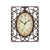 Antike Wanduhr mit ovalem Zifferblatt und verziertem Metallrahmen, cremefarbenem Hintergrund