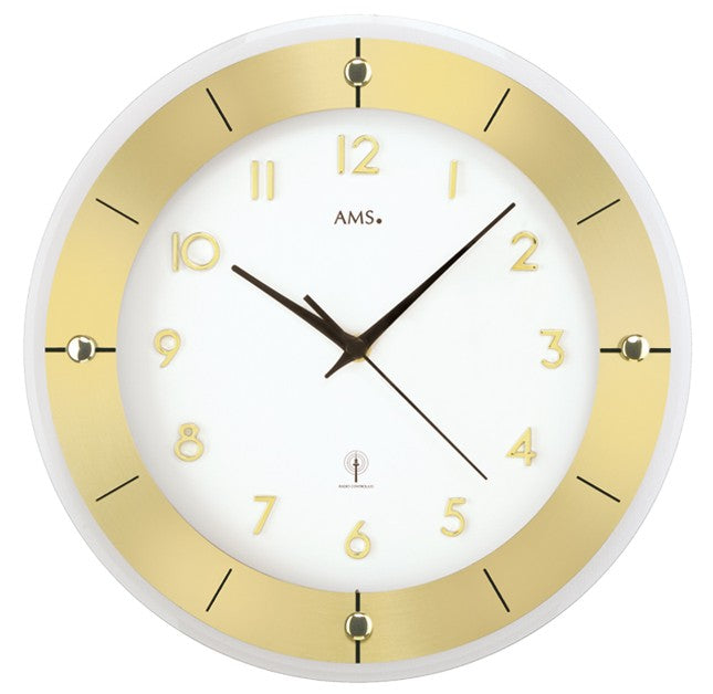 Wanduhr mit goldfarbenem Zifferblatt, schwarzen Zeigern und Ziffern