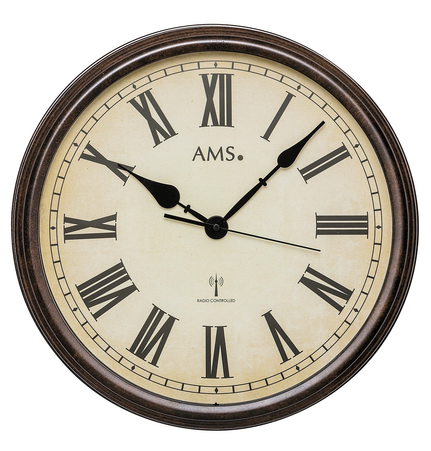 Wanduhr mit rundem braunem Gehäuse, römischen Ziffern und Zeigern