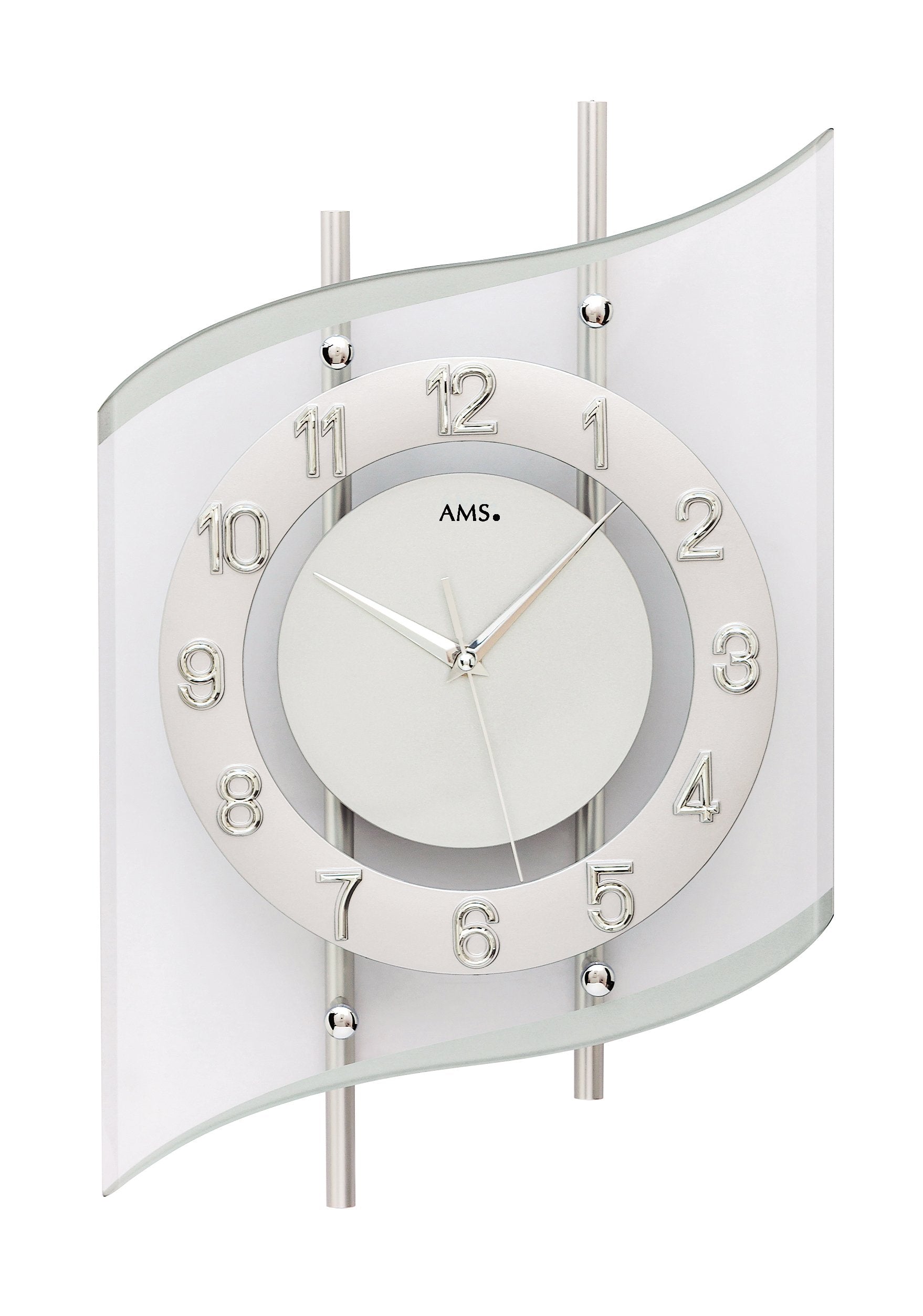 Wanduhr mit silberfarbenem Gehäuse, facettiertem Mineralglas und römischen Ziffern