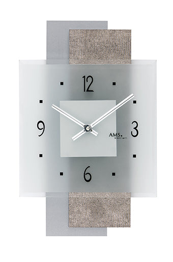 Wanduhr mit quadratischem Zifferblatt, römischen Ziffern und silbernen Zeigern