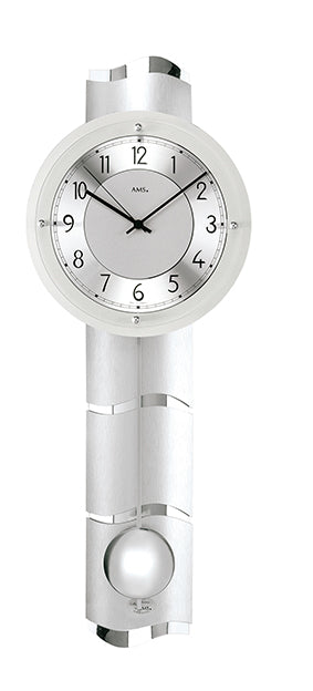 Funk-Pendelwanduhr mit silbernem Gehäuse, rundem Zifferblatt und schwarzen Zeigern