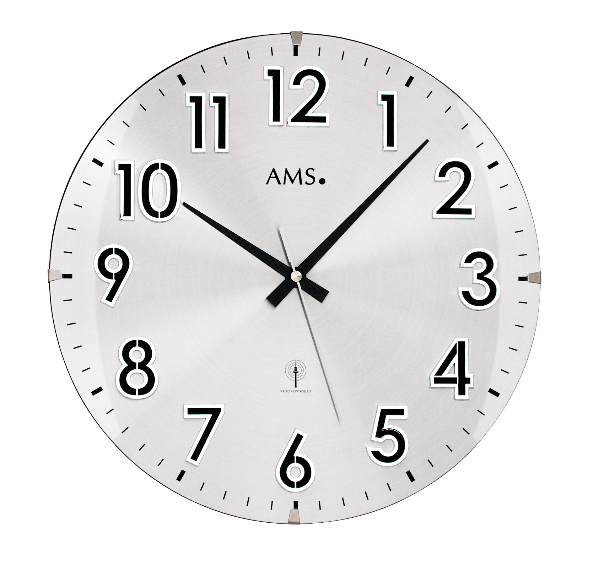 Silberne Wanduhr mit gewölbtem Glas, schwarzen Zeigern und großen arabischen Zahlen