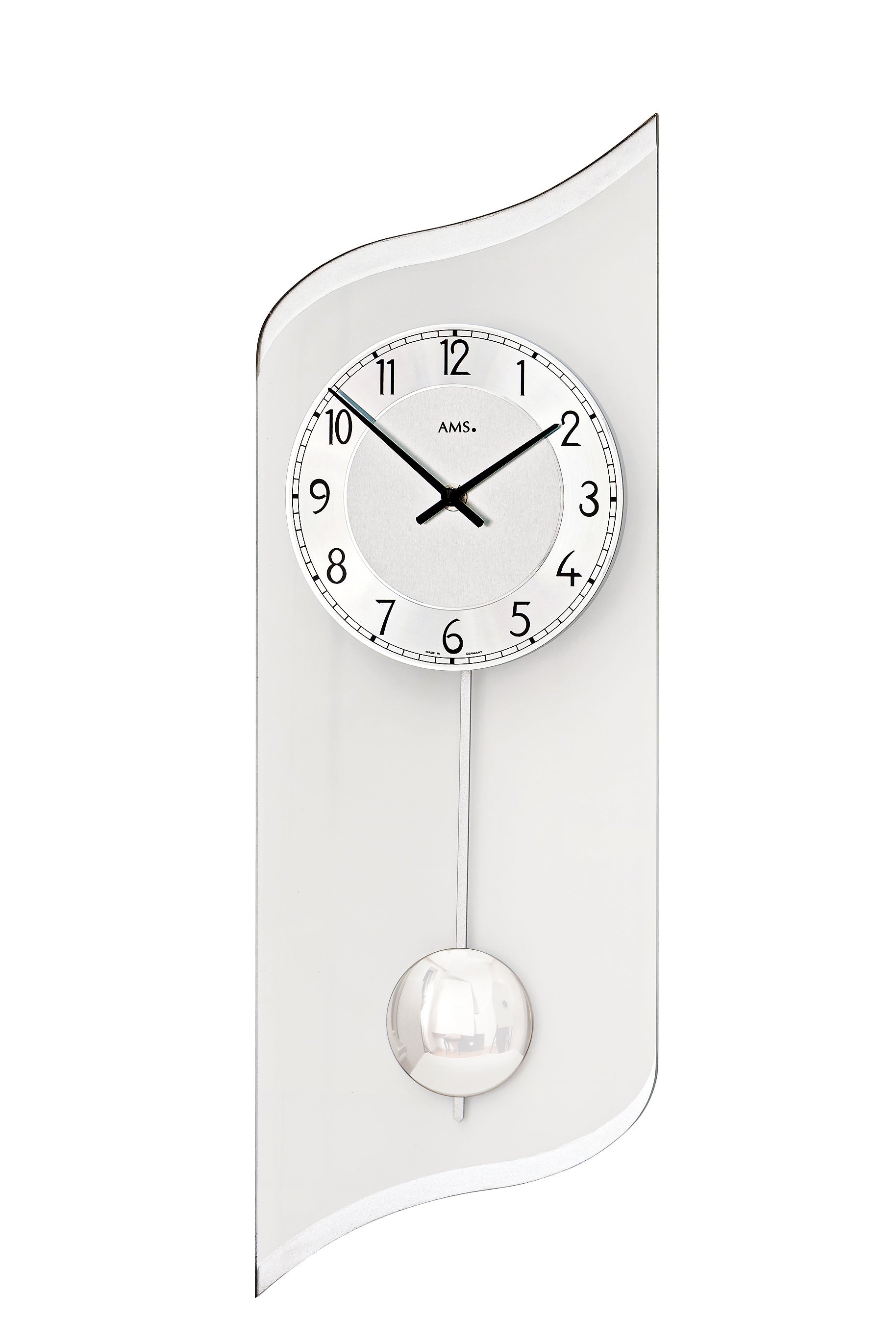 Moderne Wanduhr mit silbernem runden Ziffernblatt und Pendelwerk