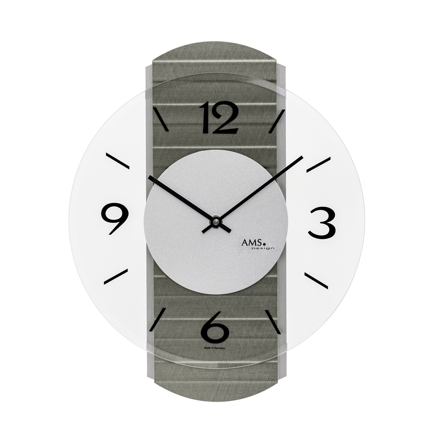 Wanduhr mit grauem Holzgehäuse, schwarzem Ziffernblatt, schwarzen Zeigern und Glas