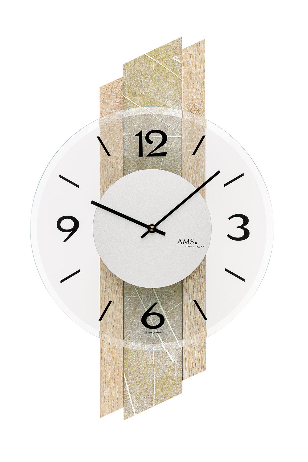 Wanduhr mit rundem weißem Zifferblatt, schwarzen Zeigern und AMS-Logo, Holzstreifen