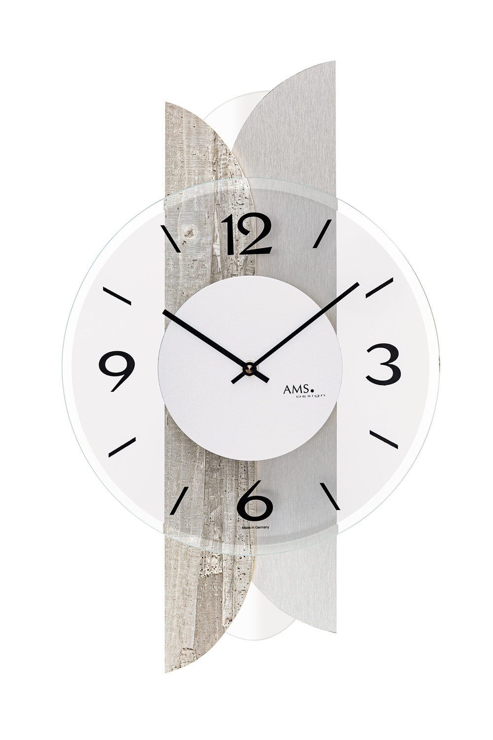 Wanduhr mit weißem Ziffernblatt, schwarzen Zeigern und AMS-Logo; Betonstruktur im Gehäuse