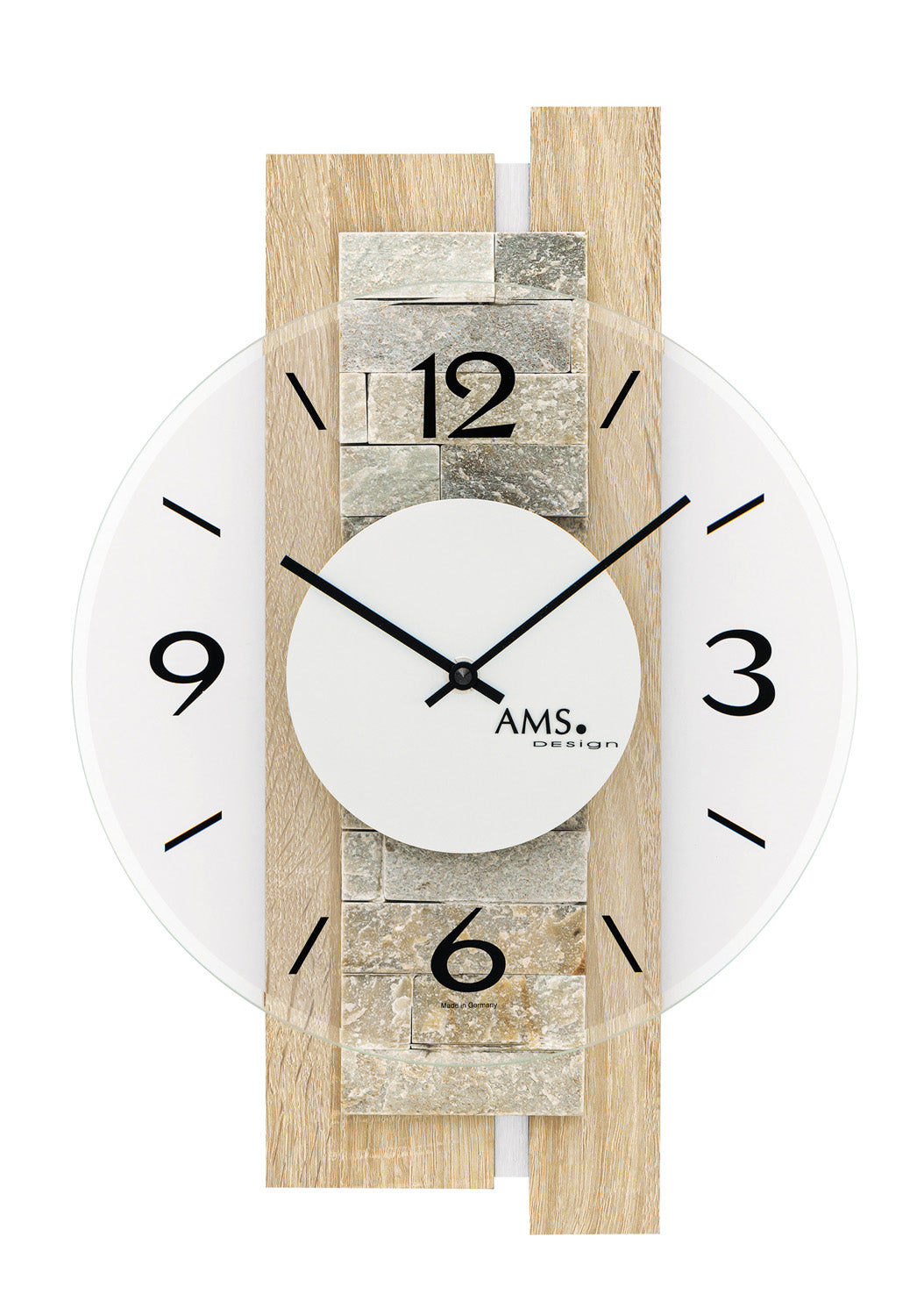 Wanduhr: rundes weißes Zifferblatt, schwarze Zeiger, AMS-Logo; Holz- und Natursteinrahmen.