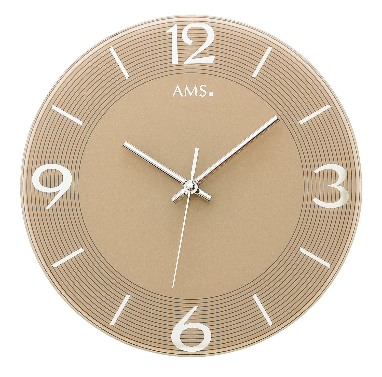 Runde Wanduhr mit hellbraunem Zifferblatt, arabischen Zahlen und Metallzeigern