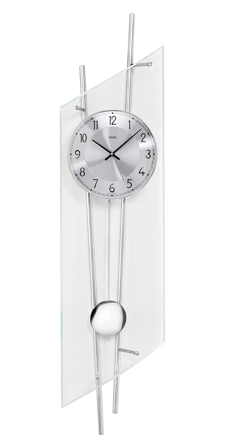 Wanduhr mit rundem Zifferblatt, silbernen Zeigern und pendelartiger Aufhängung