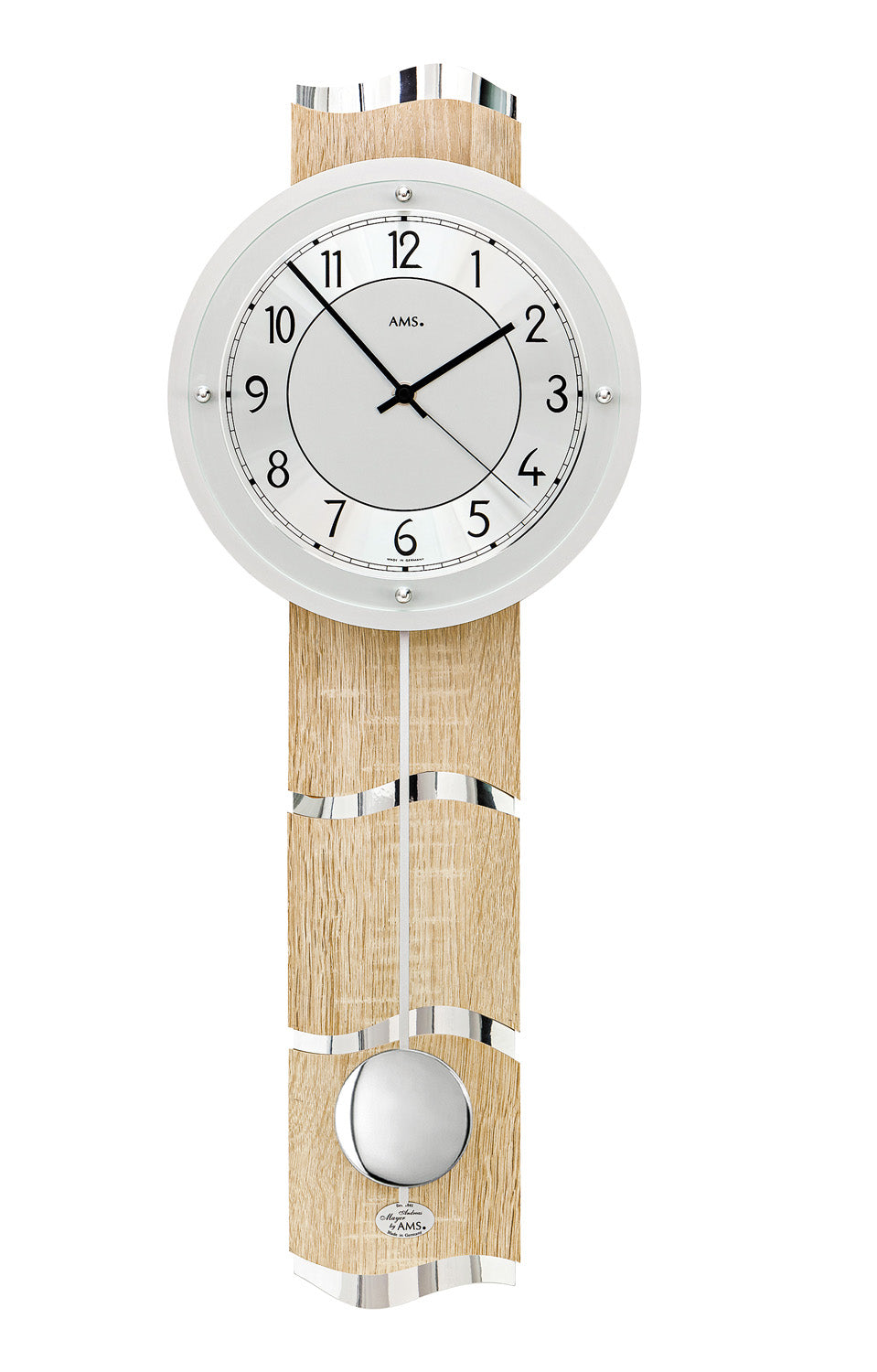 Wanduhr mit rundem weißem Ziffernblatt, schwarzen Zeigern und Holzpendel