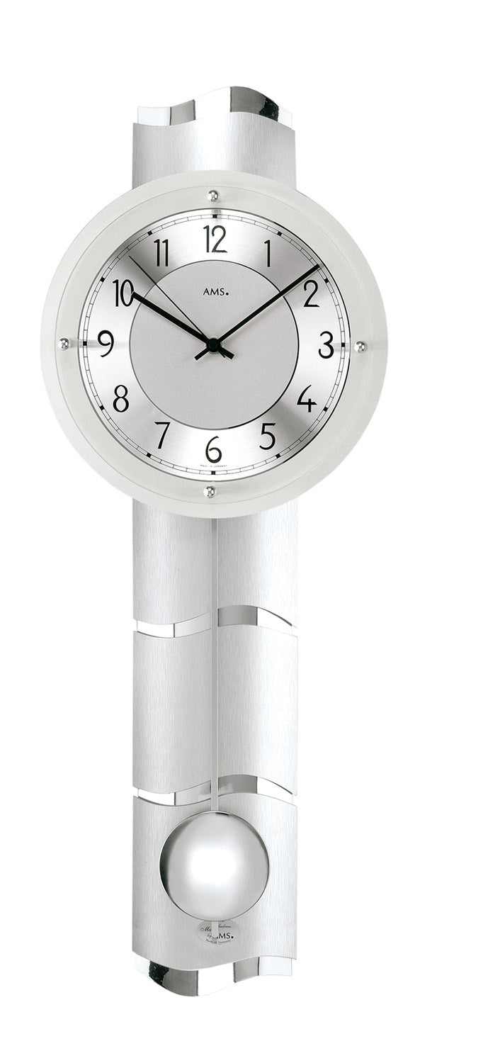 Pendel-Wanduhr mit rundem silbernem Gehäuse, weißem Zifferblatt und rundem Pendelgewicht