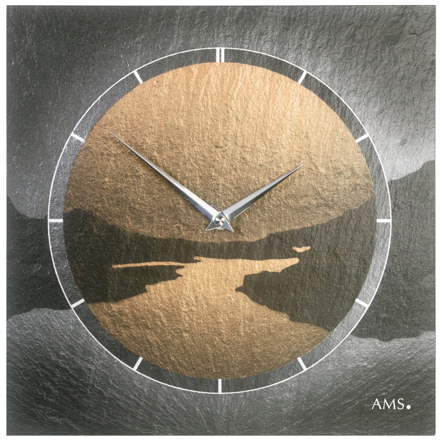 Runde Wanduhr aus Naturschiefer mit beigem Airbrush-Motiv und silbernen Zeigern