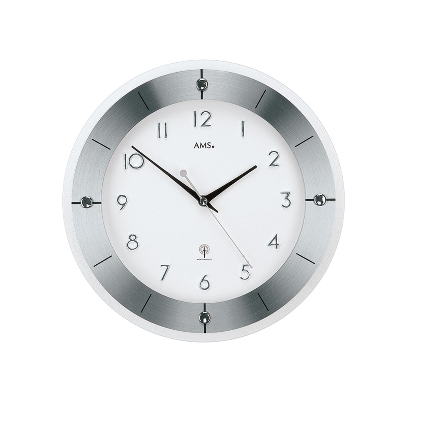 Wanduhr mit silbernem Metallrahmen, weißem Zifferblatt, Zeigern und AMS-Logo