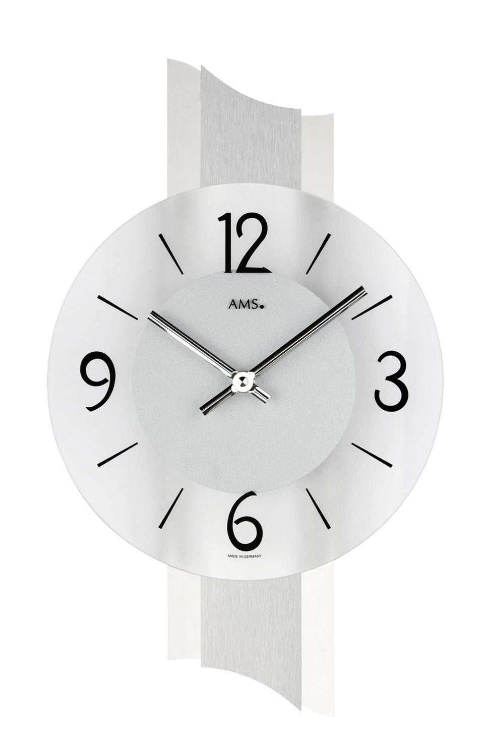 Wanduhr mit rundem Zifferblatt, großen schwarzen Zahlen und silbernen Zeigern