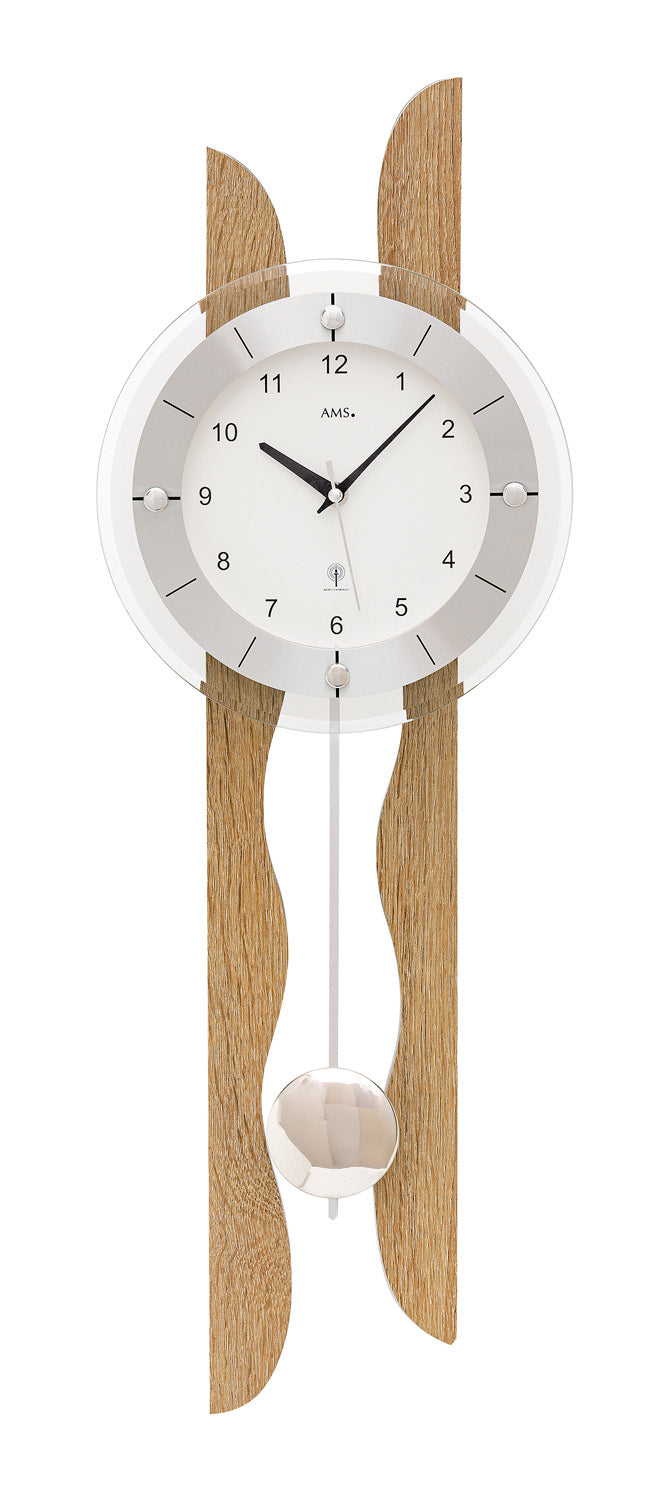 Wanduhr mit weißem Ziffernblatt, arabischen Ziffern und Eichenholz-Pendelscheibe