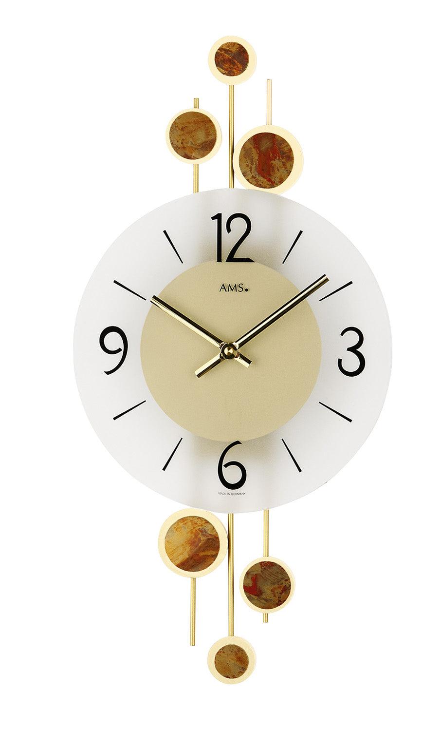 Wanduhr mit rundem weißem Zifferblatt, goldenen Metall-Dekorelementen und schwarzen Zeigern