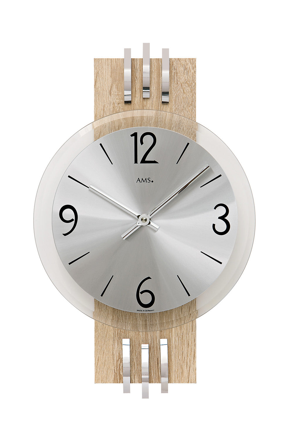 Runde Wanduhr mit silbernem Zifferblatt, Holzrahmen und analogen Zeigern, große Ziffern