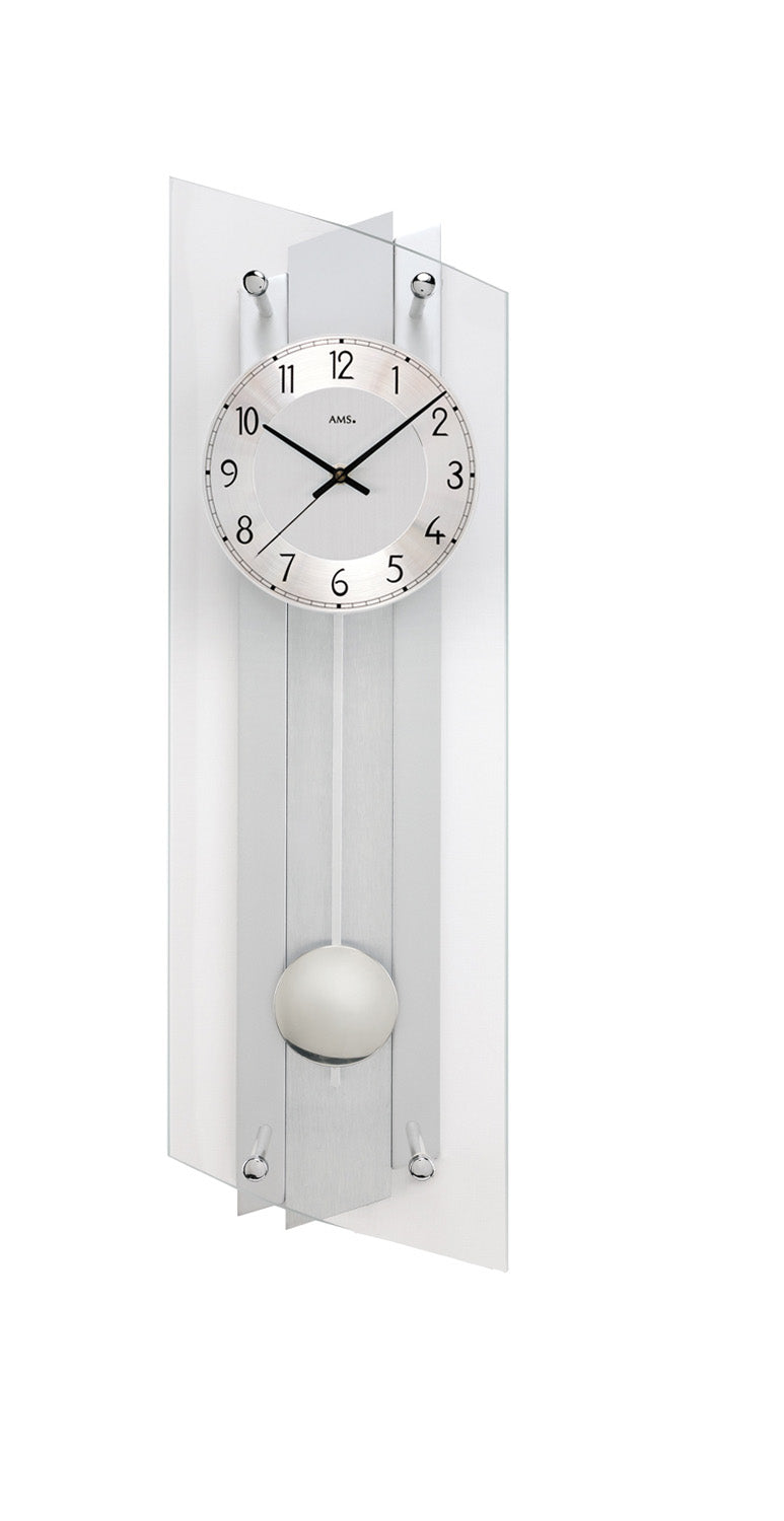 Wanduhr mit Pendel: rechteckiges silbernes Gehäuse, analoges Zifferblatt hinter Glas
