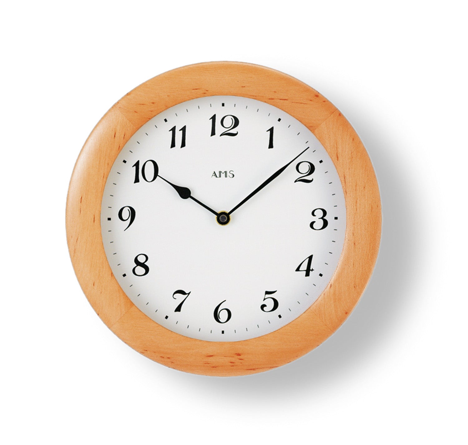 Runde Wanduhr mit hellem Holzrahmen, weißem Zifferblatt und schwarzen Zeigern