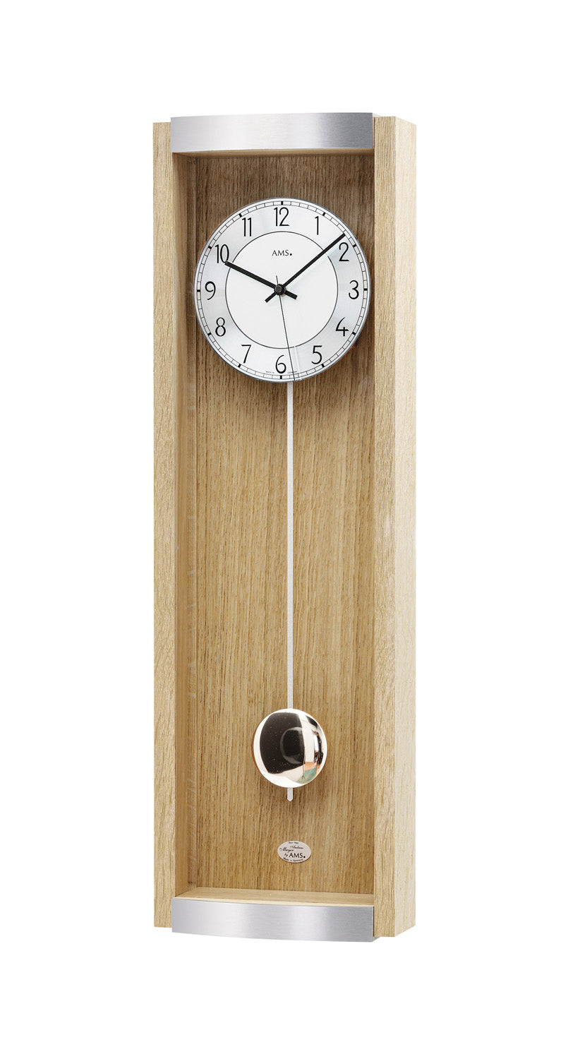 Wanduhr mit eichenfarbenem Holzgehäuse, rundem Zifferblatt mit schwarzen Zeigern und Pendel