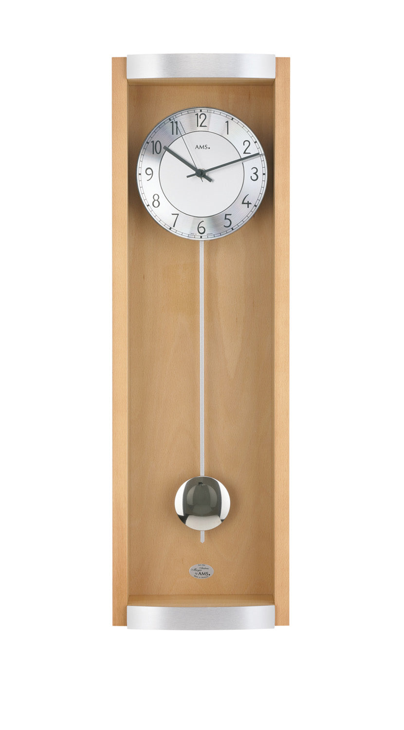 AMS Wanduhr aus hellem Buchenholz mit rundem weißem Zifferblatt und Pendelgehäuse