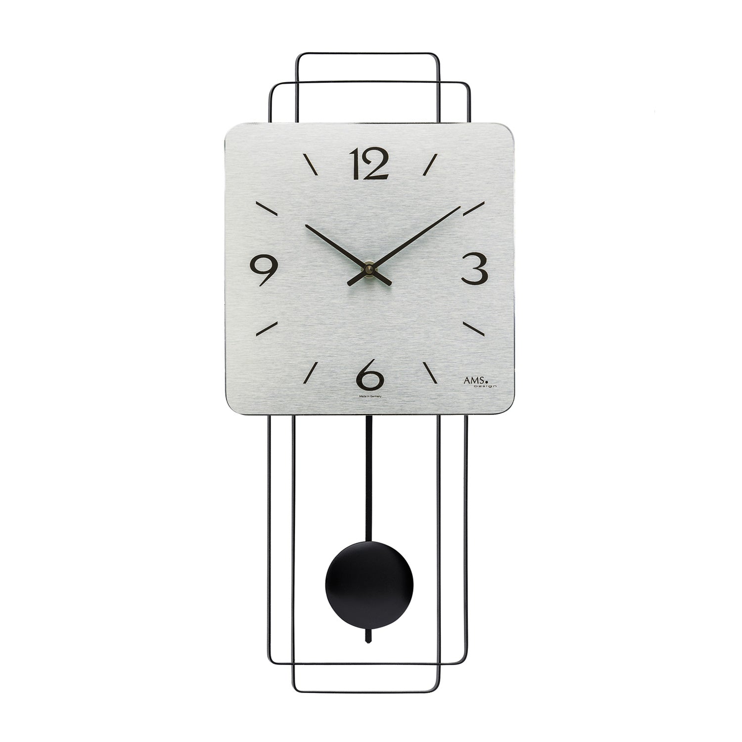 Wanduhr mit Metall-Zifferblatt, schwarzen Zahlen und pendelndem Gewicht