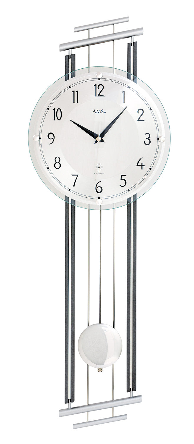 Lackierte Wanduhr mit rundem Zifferblatt, Metallrahmen und Pendelgewicht