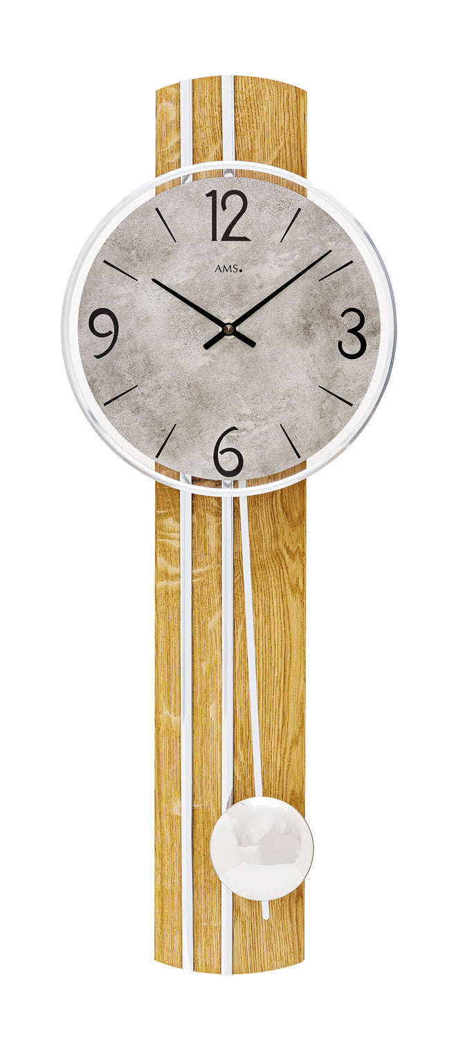 Wanduhr mit rundem Zifferblatt, Mineralglas und Holzpendel aus Wildeiche.