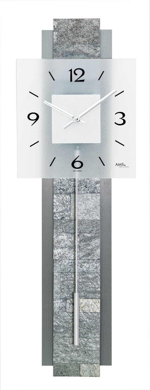 Wanduhr mit weißem Ziffernblatt (1–12) und Pendelwerk, grauem Gehäuse, AMS-Aufdruck