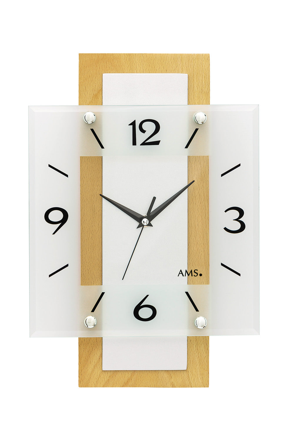 Wanduhr mit weißem Zifferblatt, schwarzen Zeigern und arabischen Zahlen, auf Holzplatte