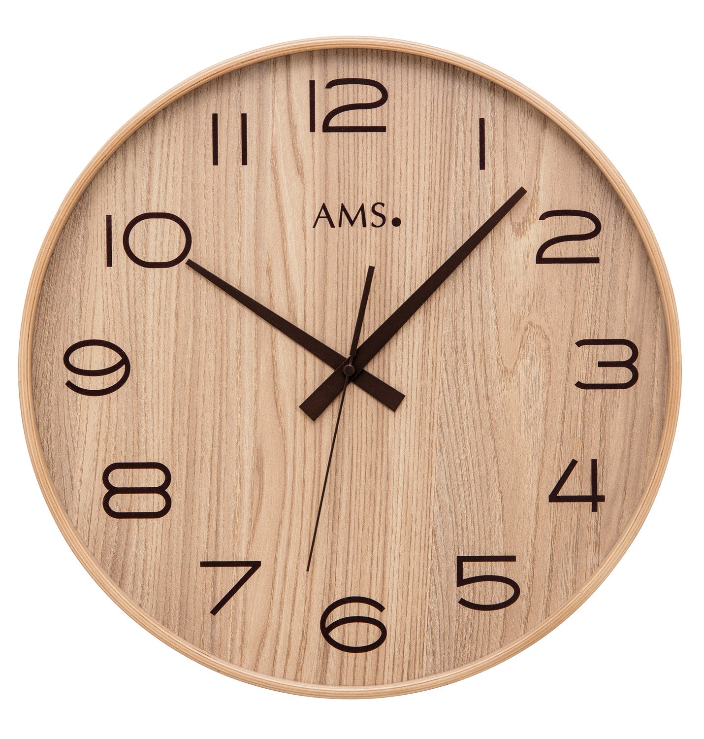 Wanduhr mit hellem Holzgehäuse, schwarzen Ziffern und Zeigern sowie AMS-Schriftzug