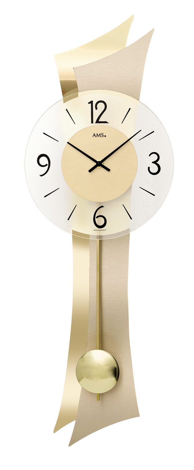 Wanduhr mit rundem Ziffernblatt, geschwungenem Holzgehäuse und goldfarbenem Pendel