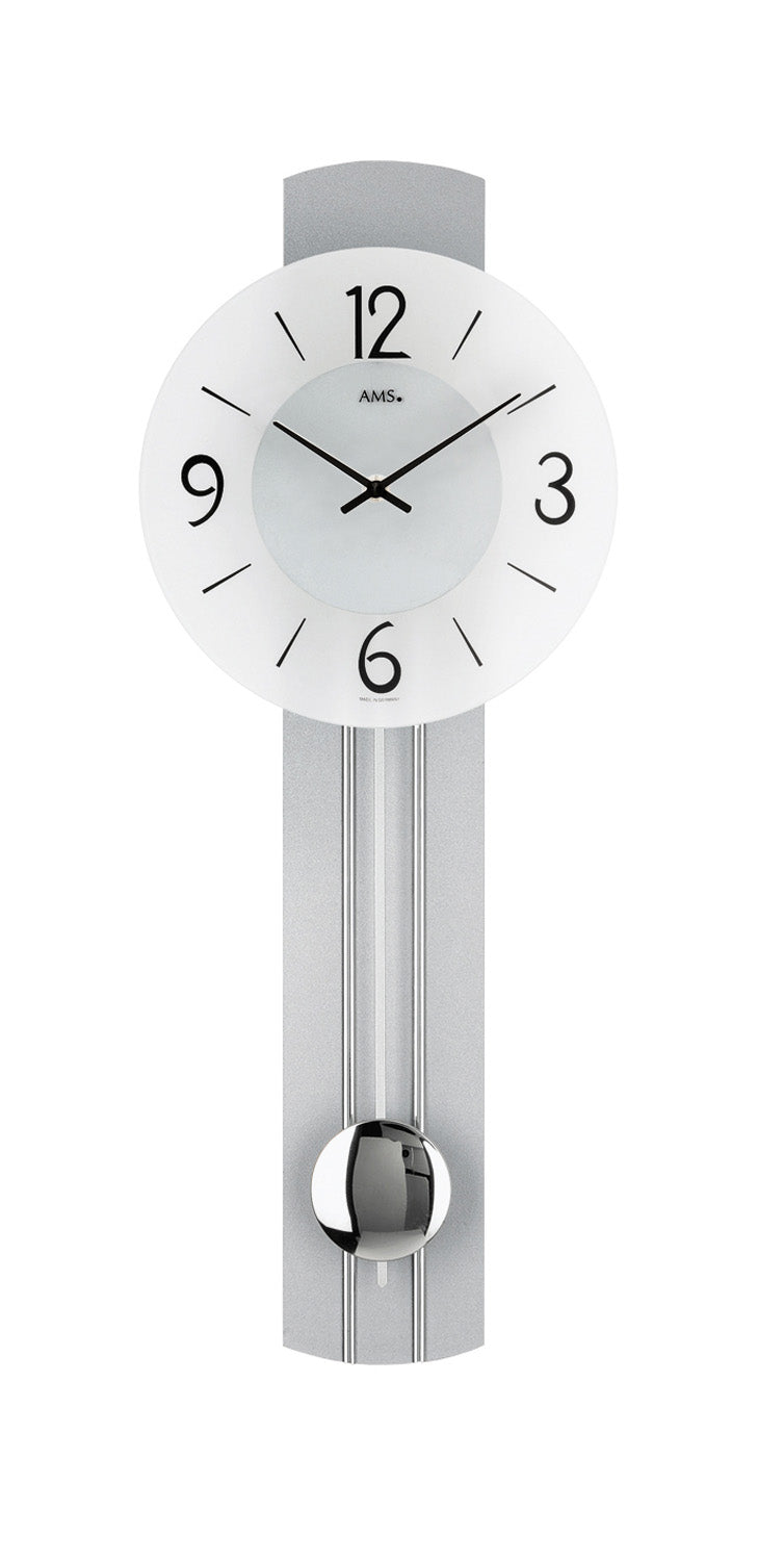 Wanduhr mit rundem weißem Zifferblatt, silbernem Pendel und Glasabdeckung