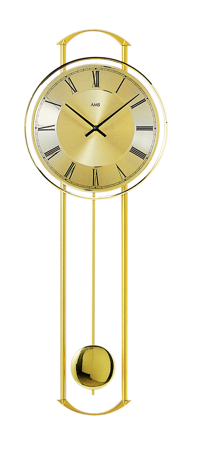 Messingfarbene Wanduhr mit rundem Zifferblatt und sichtbarem Pendel