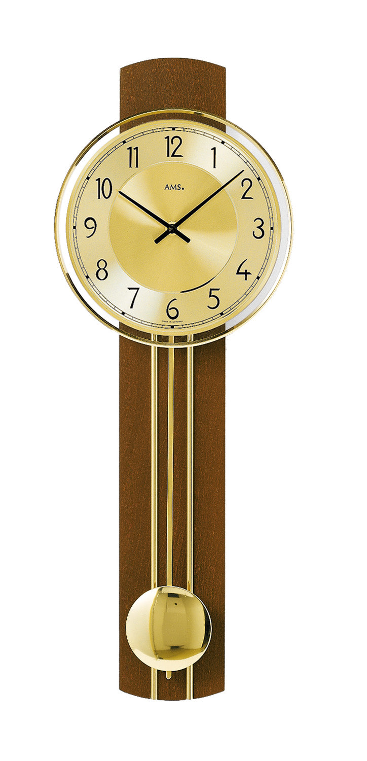 Wanduhr mit rundem Zifferblatt, schwarzen Zeigern und Pendel im Nussbaumgehäuse