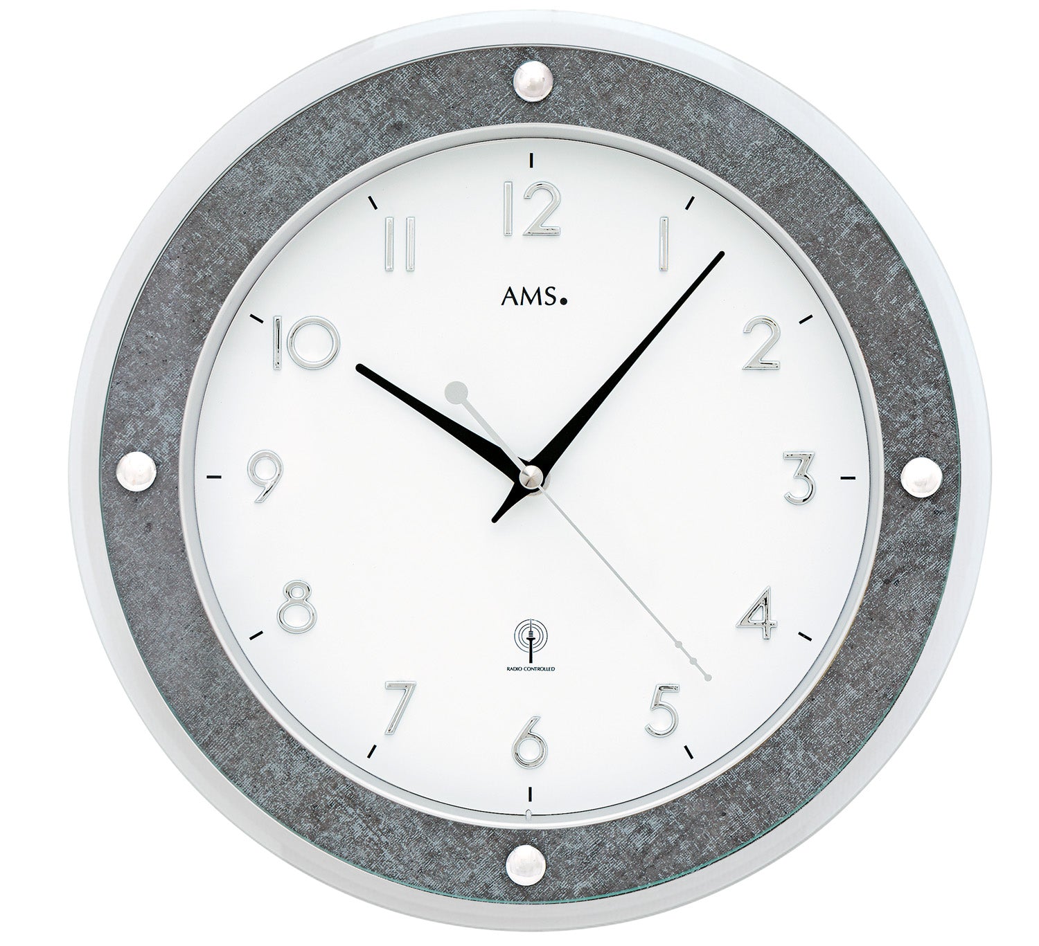 Funk-Wanduhr mit grauem Rand, weißem Ziffernblatt, applizierten Zahlen und schwarzen Zeigern
