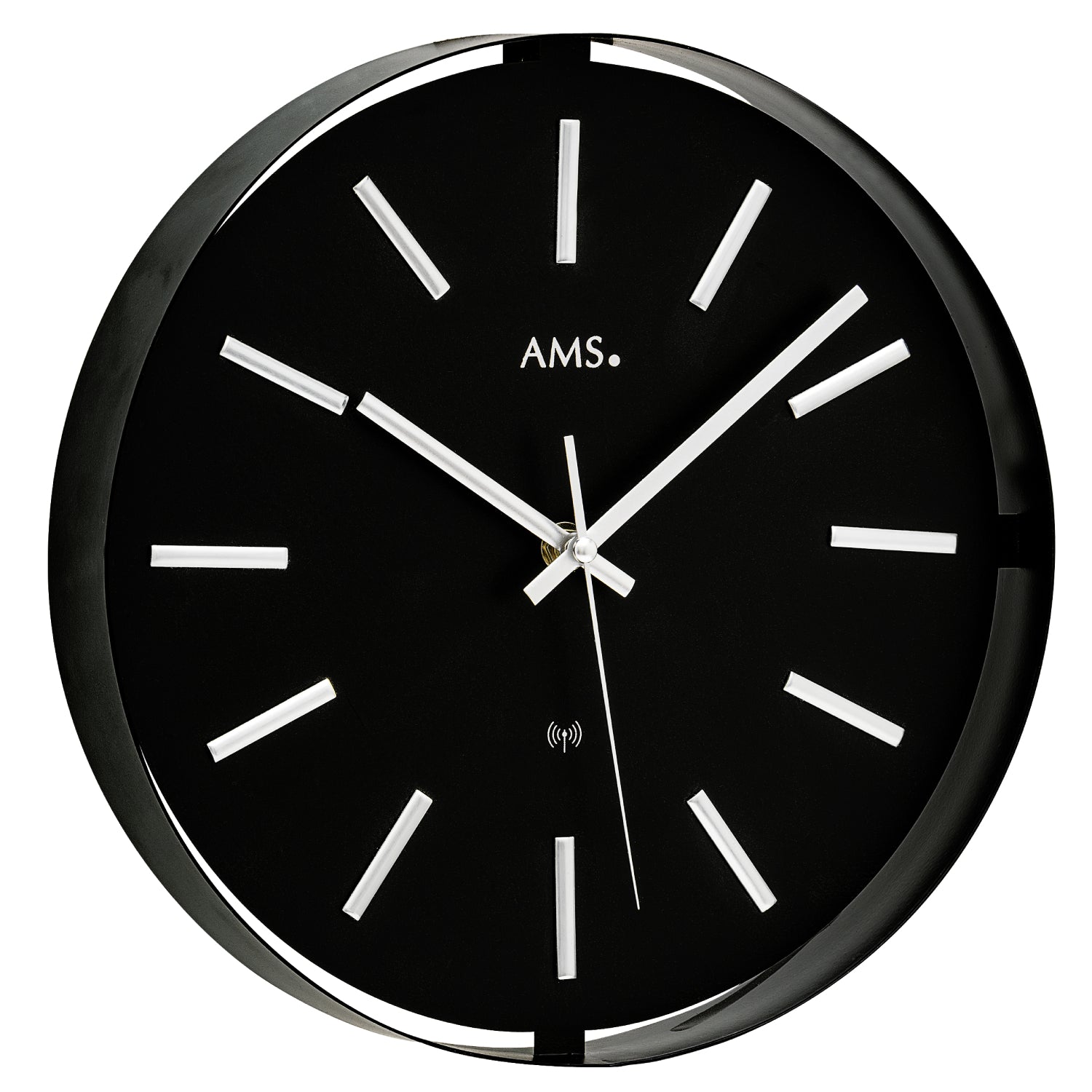 Schwarze Wanduhr mit silbernen Strichindizes und Zeigern, AMS-Logo am Zifferblatt