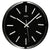 Schwarze Wanduhr mit silbernen Strichindizes und Zeigern, AMS-Logo am Zifferblatt
