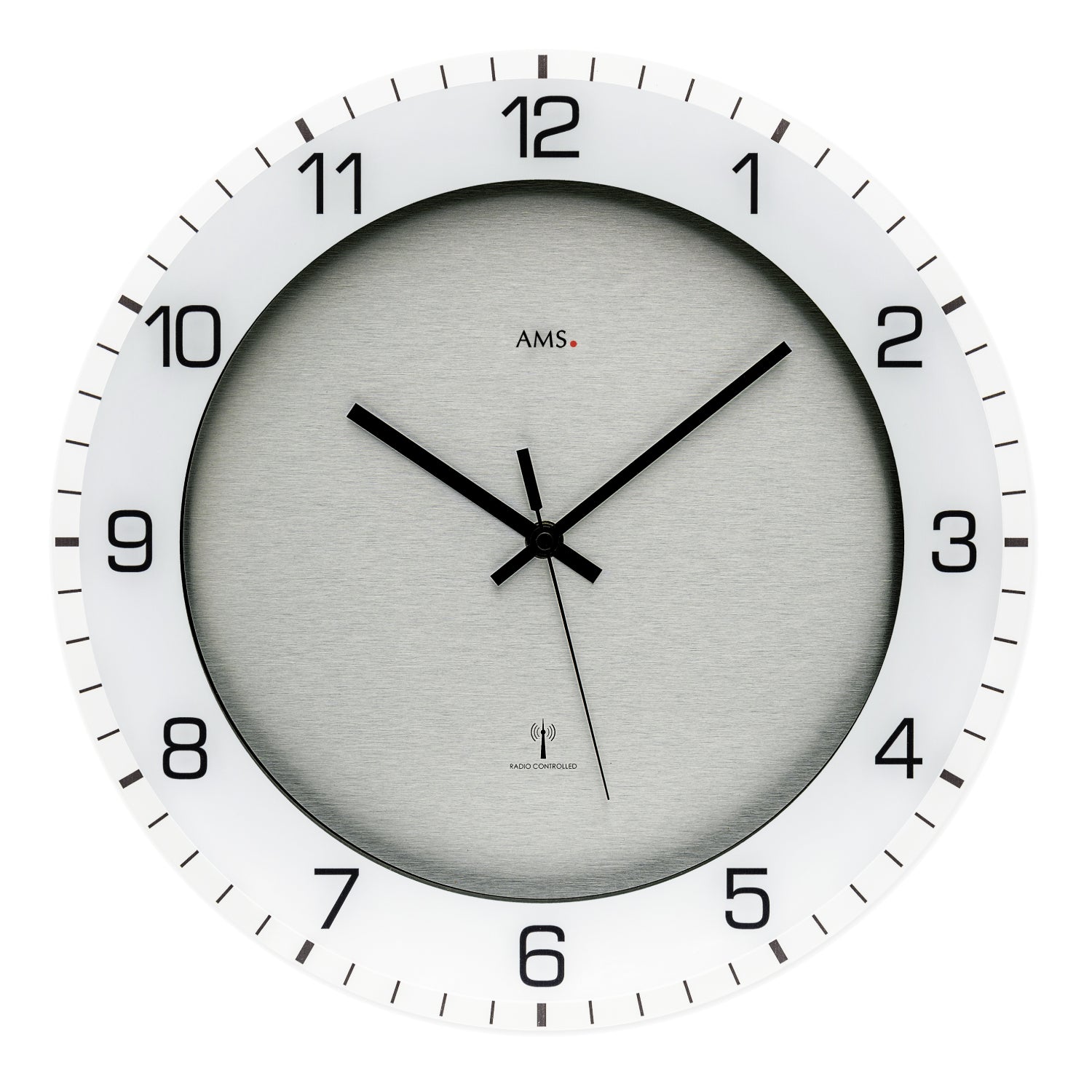 Funk-Wanduhr mit hellgrauem Zifferblatt, schwarzen Zeigern und römischen Ziffern