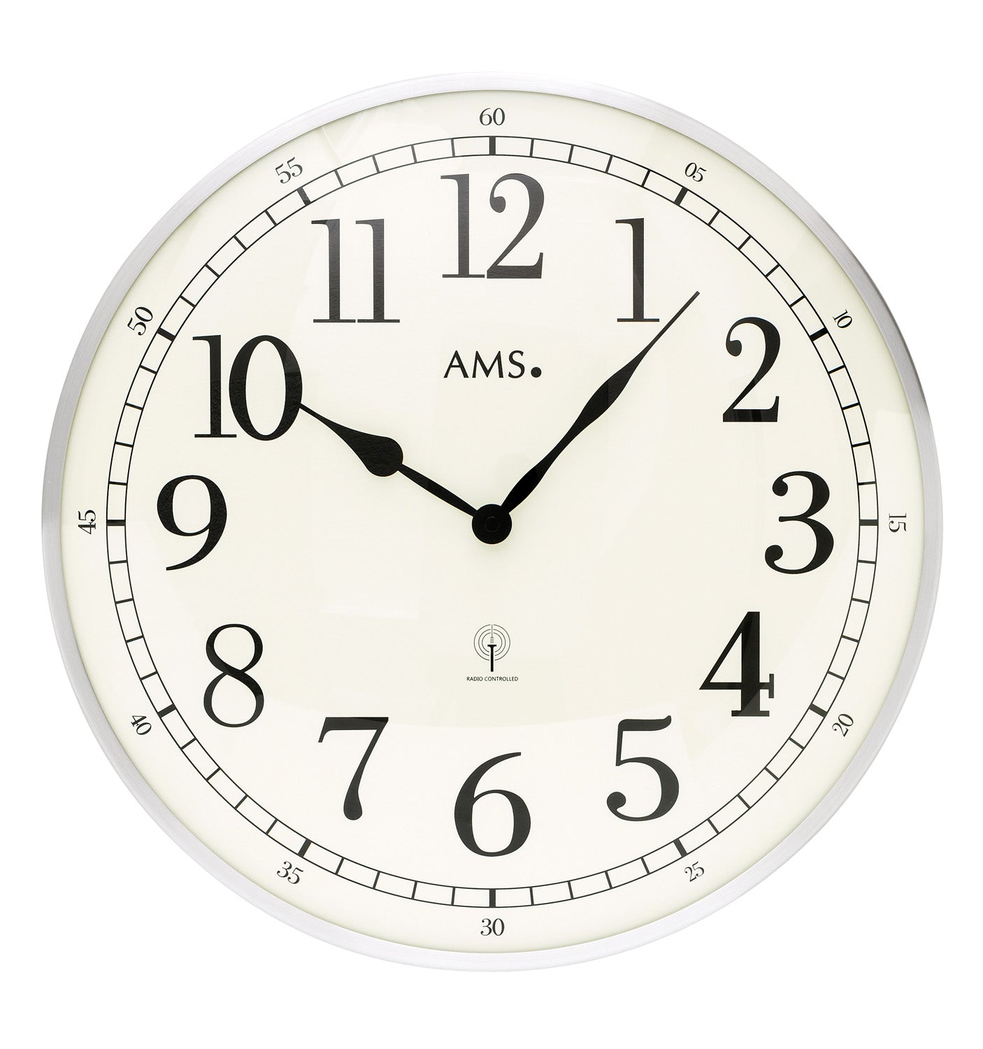 Wanduhr mit weißem Zifferblatt, römischen Zahlen und gebürstetem Aluminiumrahmen